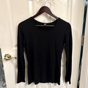 Uniqlo Women’s Long Sleeve Black Scoop Neck HEATTECH Shirt Size Medium